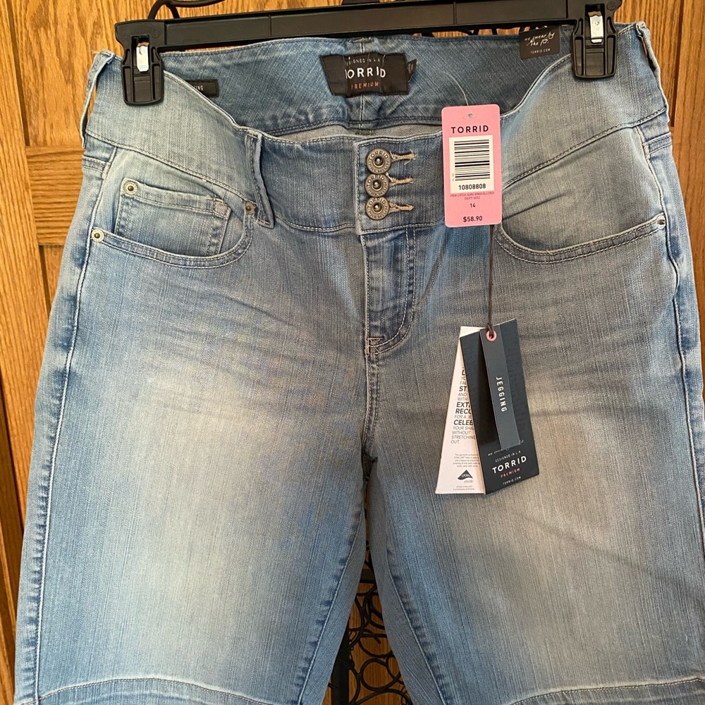 NWT Torrid Jegging Denim Bermuda Shorts Stretch Light Blue Denim Size 14
